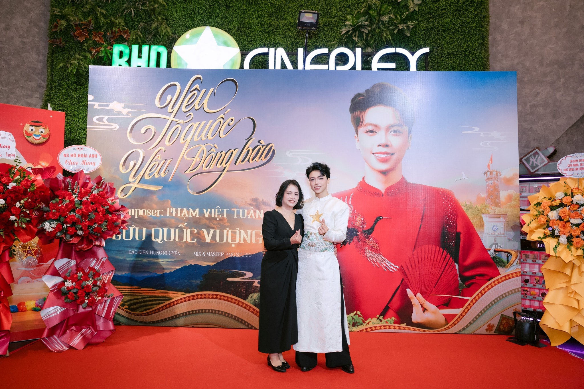 Lưu Quốc Vượng và mẹ. Ảnh: NVCC