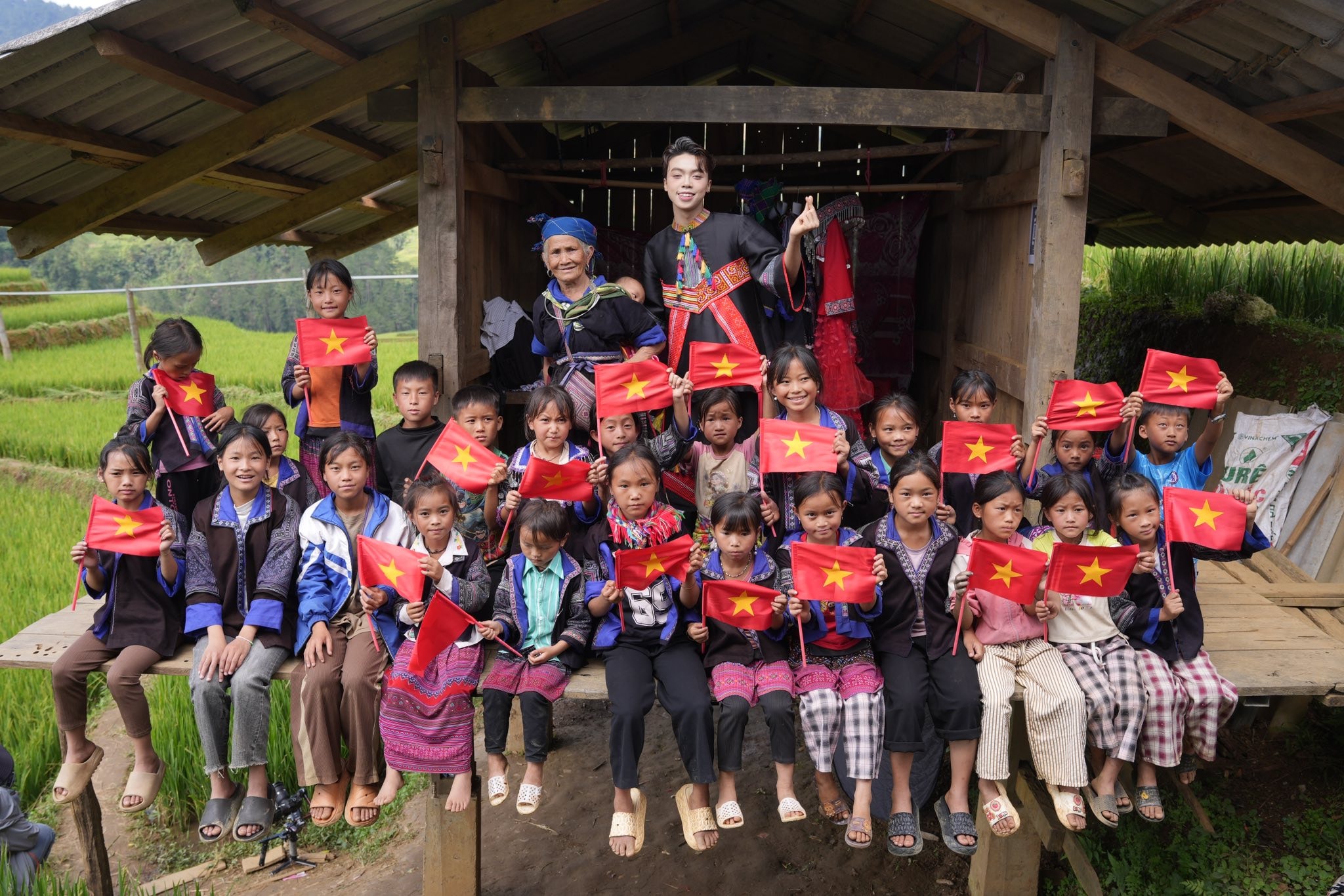 Lưu Quốc Vượng và những con người nơi vùng cao Mù Cang Chải. (Ảnh_ NVCC)