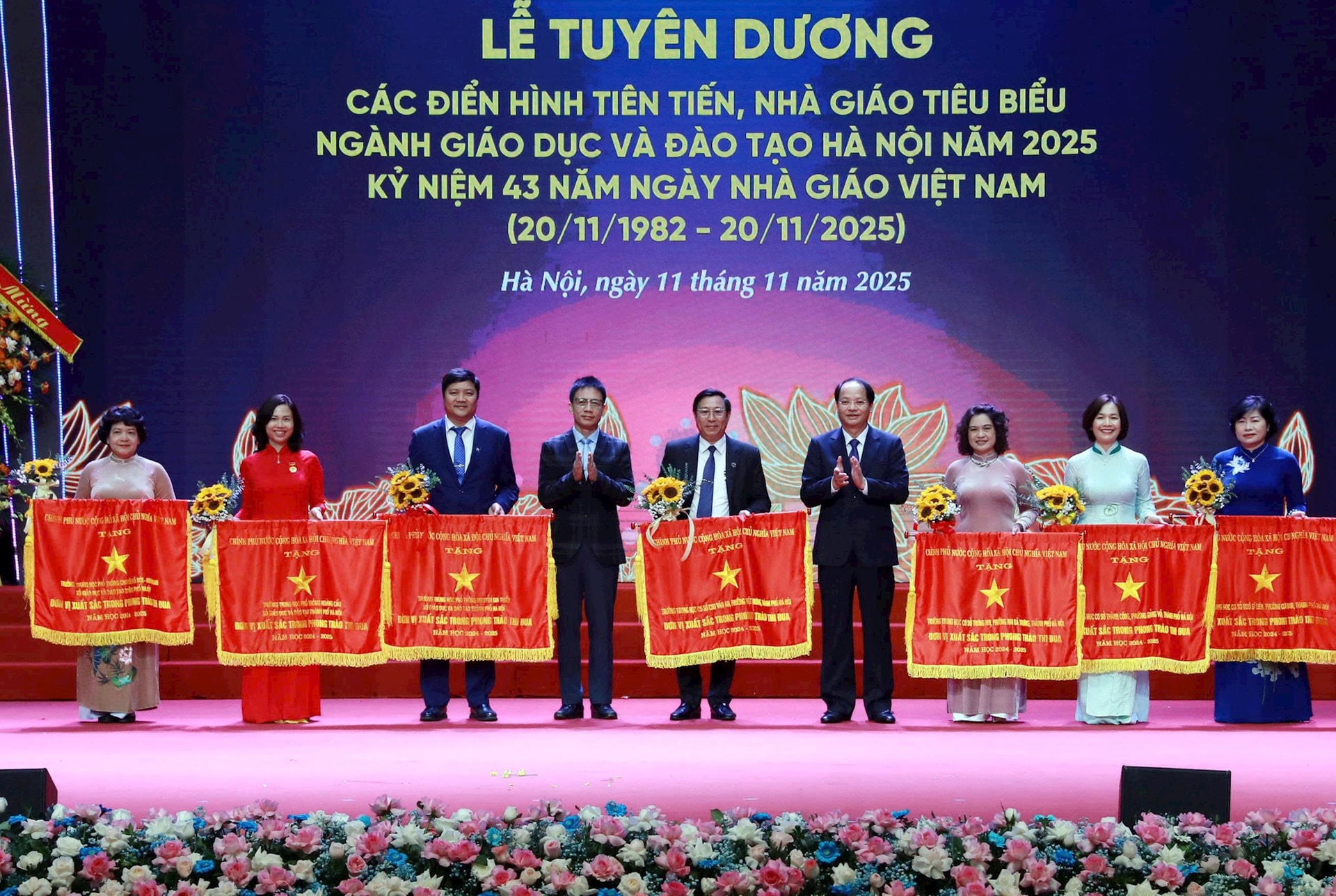 Trưởng Ban Tuyên giáo và Dân vận Thành ủy Hà Nội Nguyễn Doãn Toản và Chủ tịch Công đoàn Giáo dục Việt Nam trao