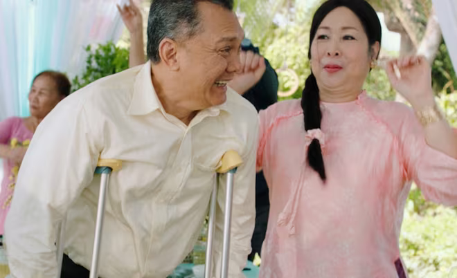 NSND Hồng Vân và NSƯT Hữu Châu trong phim "Cưới vợ cho cha" NSND Hồng Vân và NSƯT Hữu Châu trong phim "Cưới vợ cho cha"