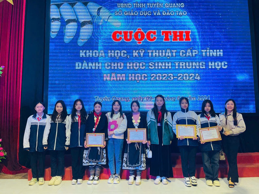 Cô Dương Kim Ngân cùng học sinh Trường PTDTBT Tiểu học và THCS Hồng Thái. ngan-3.jpg