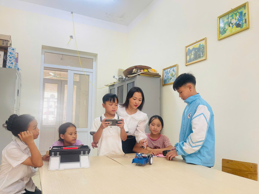 Cô Ngân cùng học trò nghiên cứu robot.