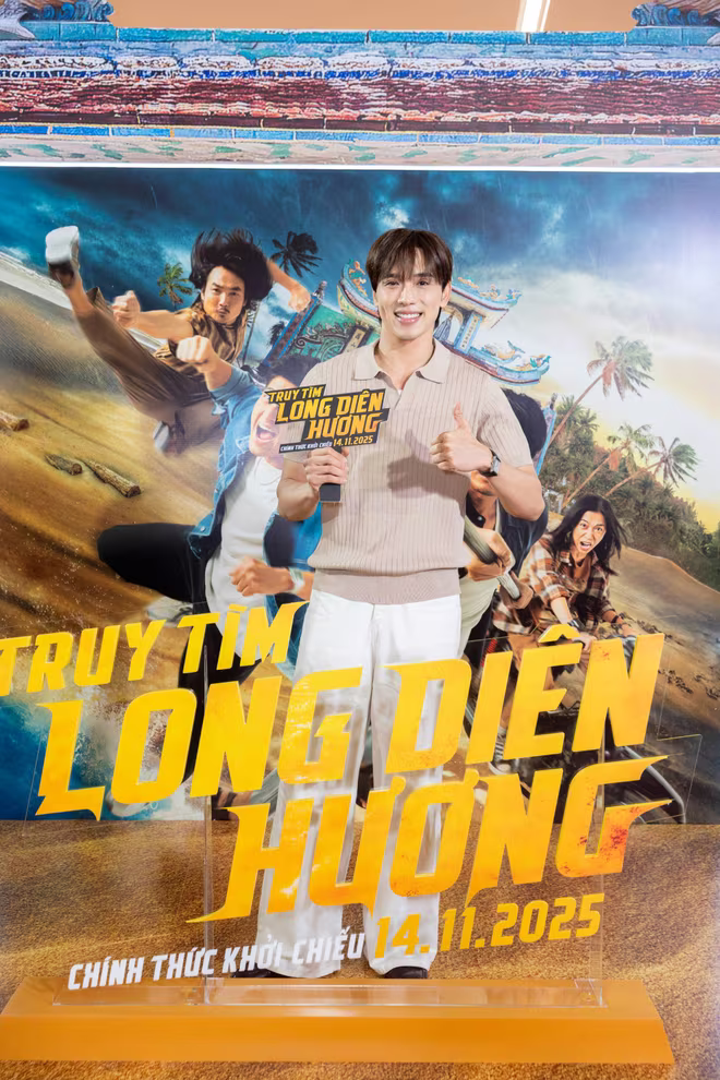 Thuận Nguyễn trong trang phục đơn giản, khoẻ khoắn đến chúc mừng đoàn phim Thuận Nguyễn trong trang phục đơn giản, khoẻ khoắn đến chúc mừng đoàn phim