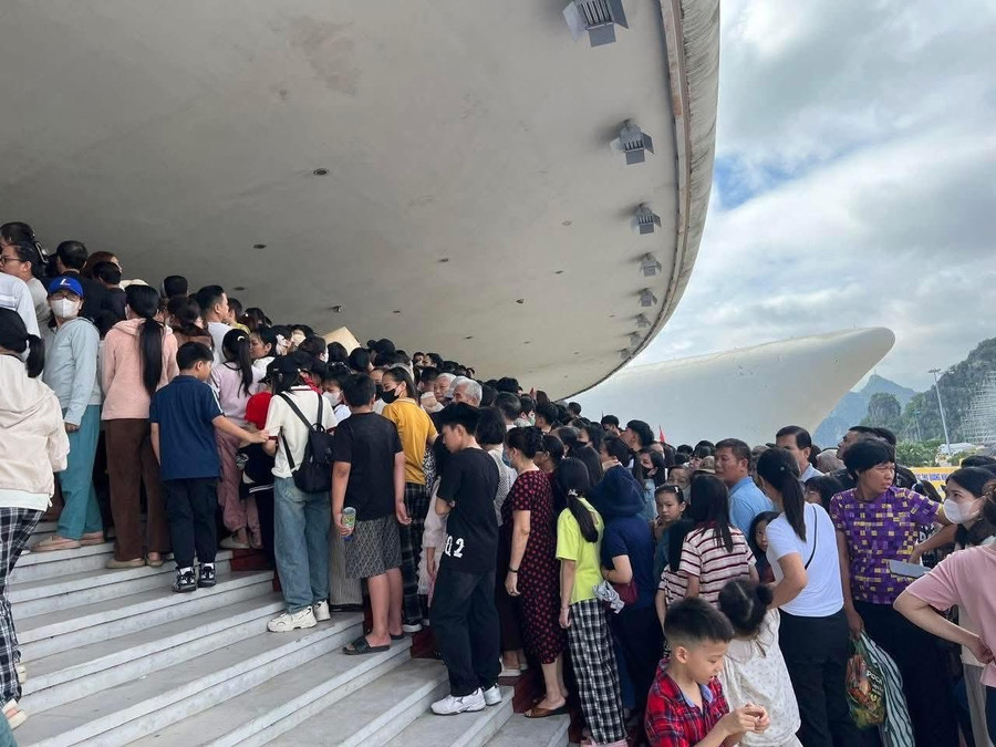 Khán giả xếp hàng đến Tuần phim chào mừng Liên hoan phim Việt Nam lần thứ 24. lhp-4.jpg