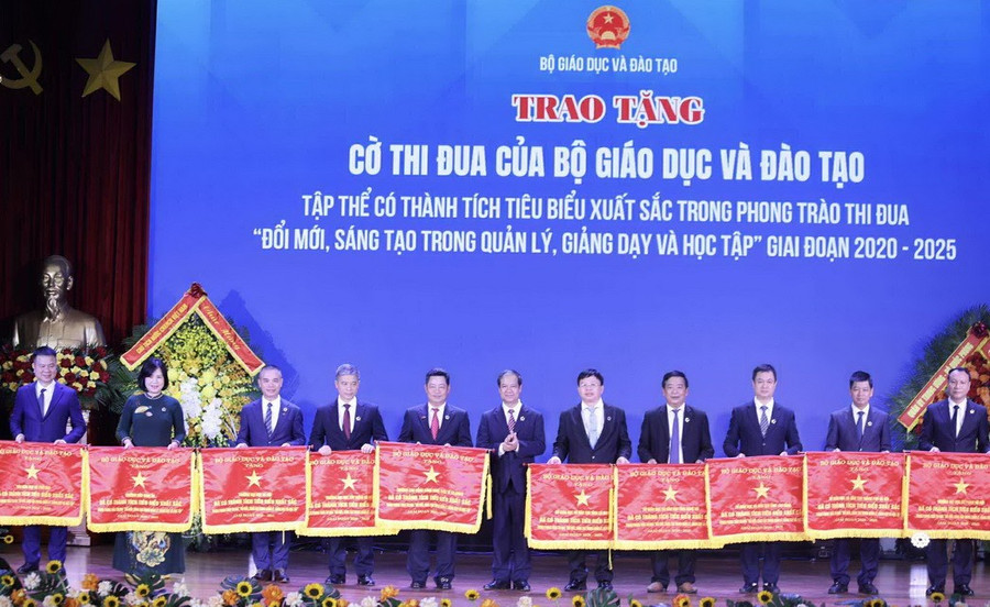 Bộ trưởng Bộ GD&ĐT Nguyễn Kim Sơn trao Cờ thi đua cho các tập thể. thiduayeunuoc-1.jpg