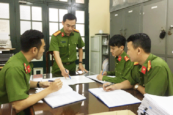 Trung tá Phan Quang Vinh và đồng đội bàn phương thức phá án Trung tá Phan Quang Vinh và đồng đội bàn phương thức phá án