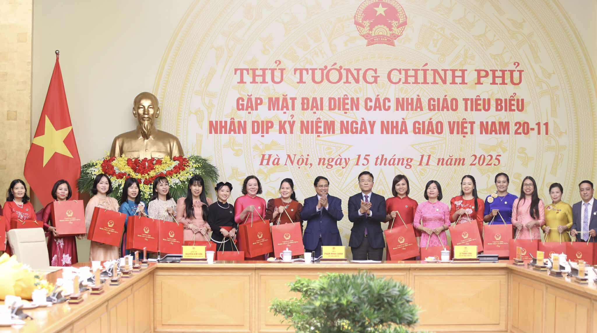 Thủ tướng Phạm Minh Chính tặng quà cho các thầy, cô giáo tại buổi gặp mặt. thu-tuong-tang-qua.jpg
