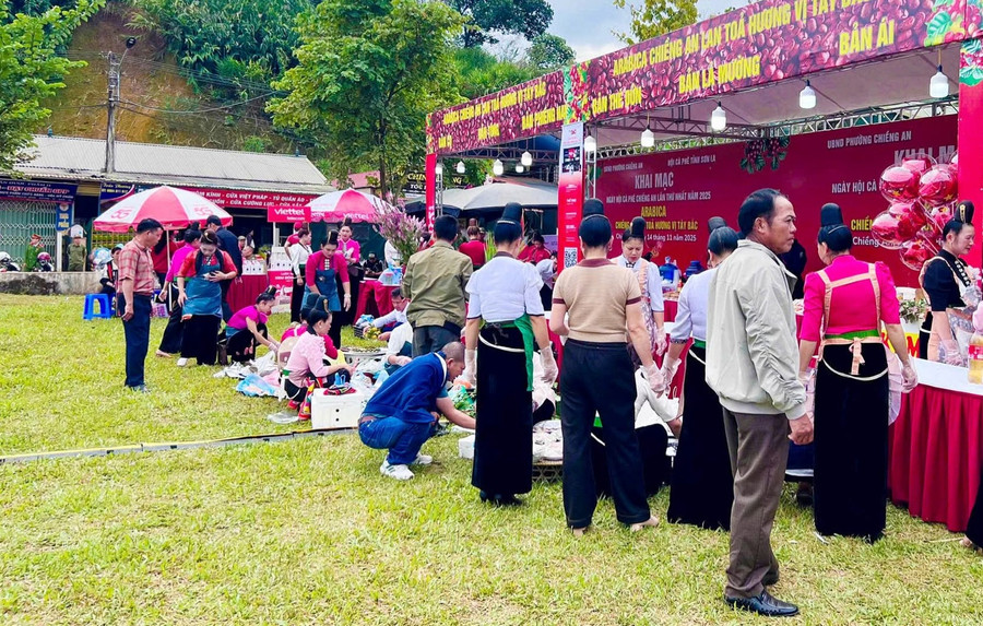 Ngày hội cà phê thu hút đông người dân đến xem. img-20251114-231357.jpg