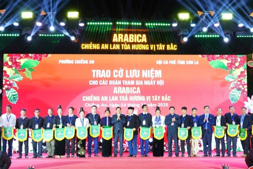 Lãnh đạo tỉnh và phường Chiềng An trao cờ lưu niệm cho các tổ, bản tham dự ngày hội. img-20251114-232052.jpg