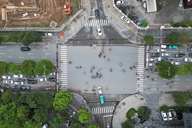 Camera AI phát hiện nhiều xe máy bị phạt nguội tại nút giao Phạm Văn Bạch, Hà Nội