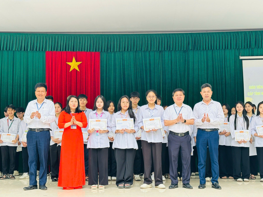 Ban giám hiệu Trường THPT Hồng Lĩnh tuyên dương và trao thưởng học sinh có thành tích cao trong học tập. z7110921964971-b74e22ecd368af44f223f915aefcbe76.jpg