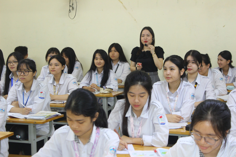 Một tiết dạy Ngữ Văn lớp 11 của cô Nguyễn Thị Quỳnh Giang. img-0111.jpg