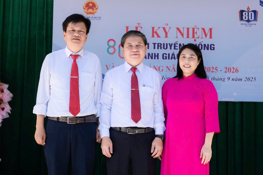 Thầy Phạm Văn Thành – Phó Hiệu trưởng kiêm giáo viên Vật lý (bên trái ngoài cùng) và cô Võ Thị Thuần – Phó Hiệu trưởng đồng thời là giáo viên Sinh học. z7110928004710-8c1baeab319bd72e93ca83cff6ee9fa8.jpg