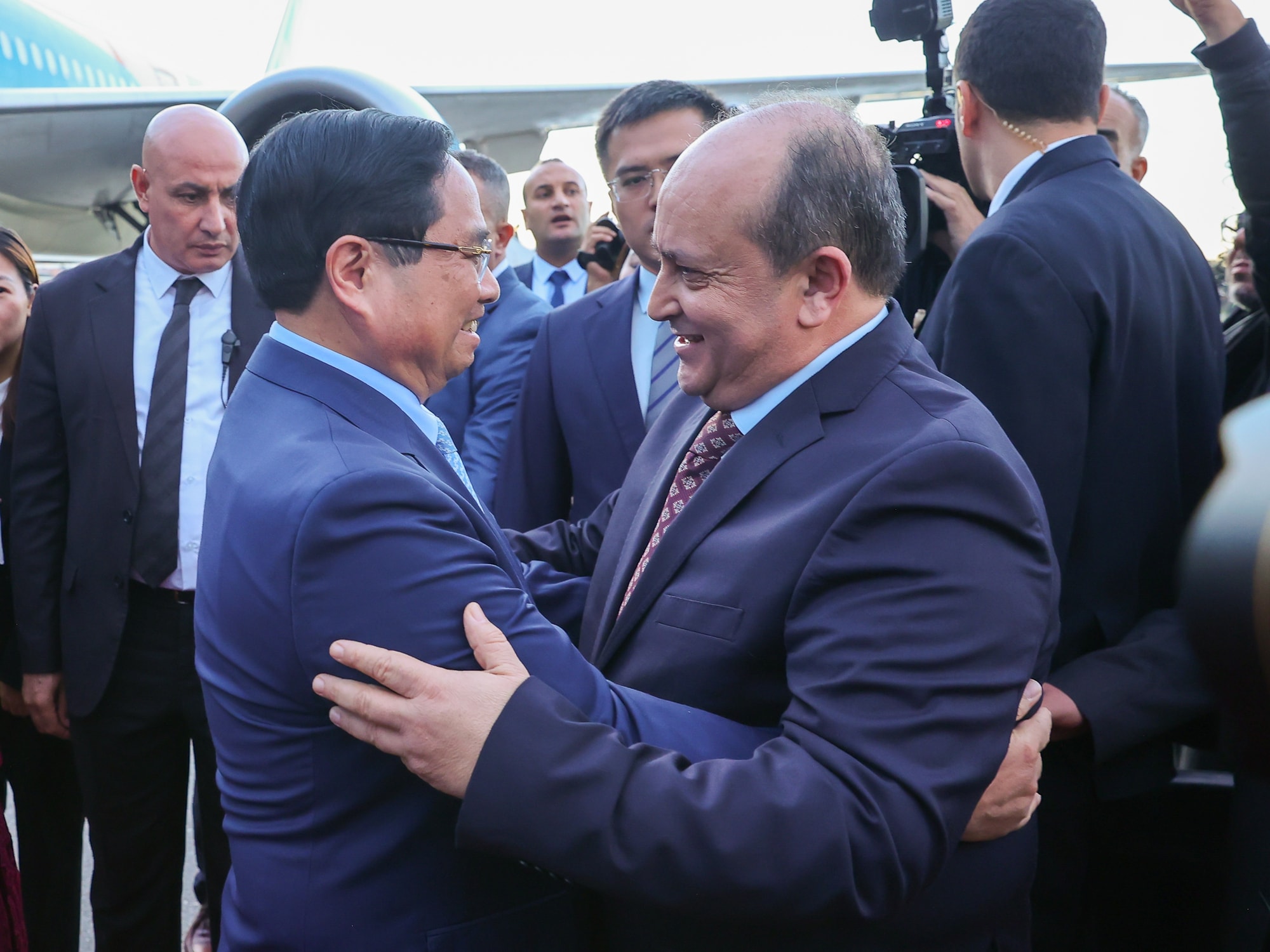 Thủ tướng Sifi Ghrieb ra sân bay đón Thủ tướng Phạm Minh Chính thăm chính thức Algeria- Ảnh 2.