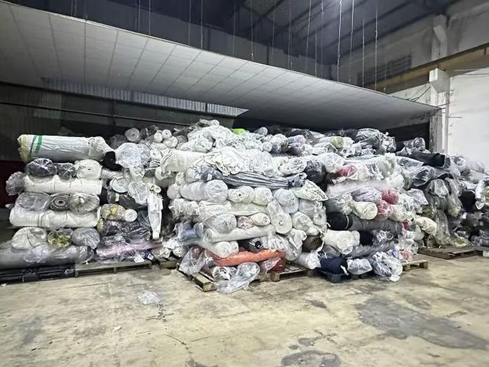 Kho hàng vi phạm chứa hàng tấn vải không rõ nguồn gốc