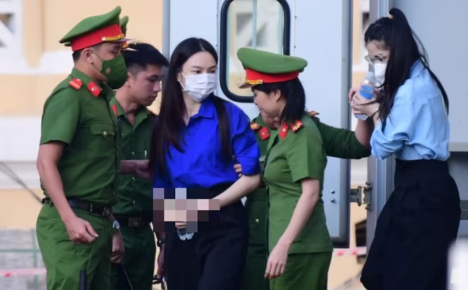 Bị cáo Nguyễn Thúc Thùy Tiên (tức Hoa hậu Thùy Tiên) bị dẫn giải tới tòa.