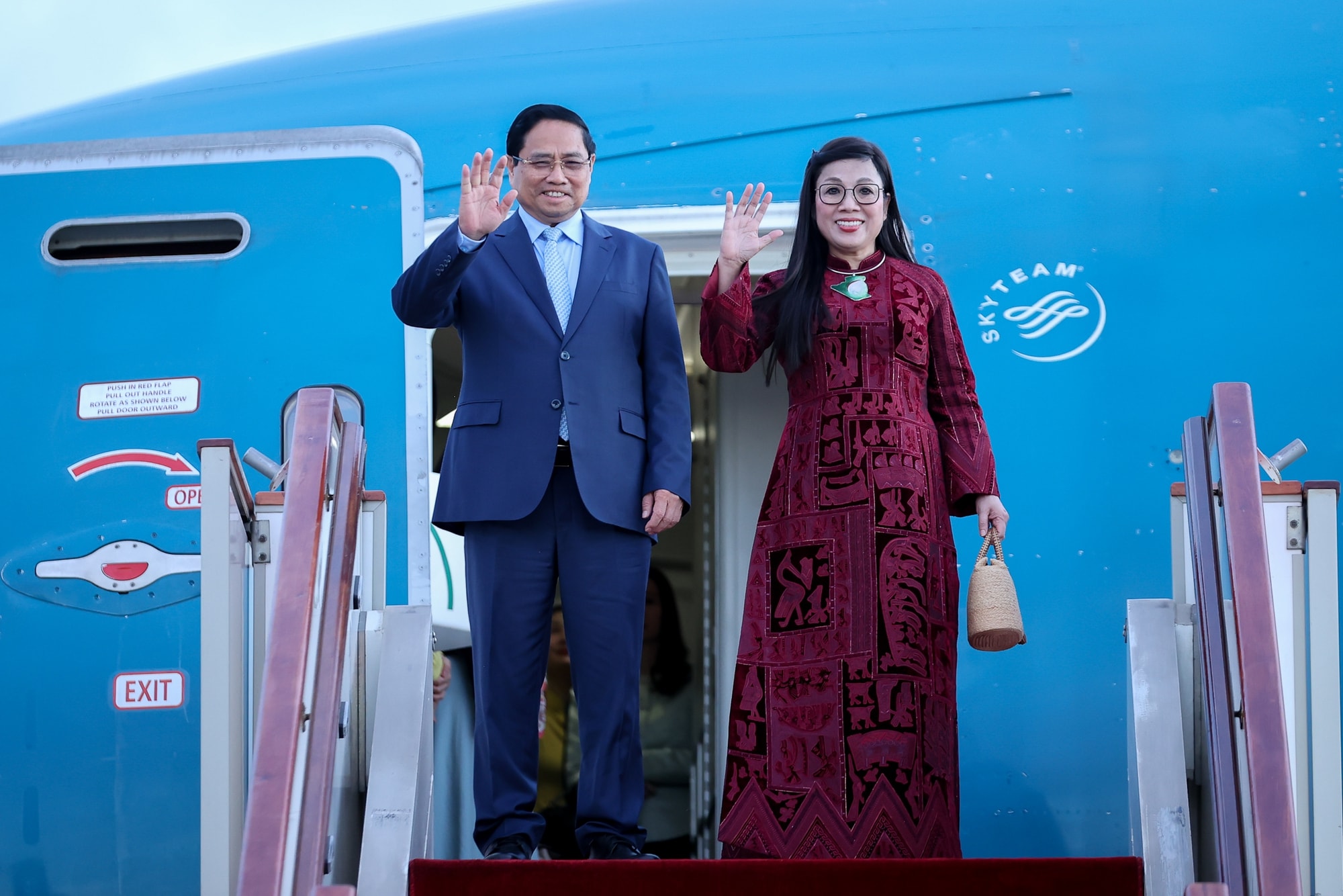 Thủ tướng Sifi Ghrieb ra sân bay đón Thủ tướng Phạm Minh Chính thăm chính thức Algeria- Ảnh 1.