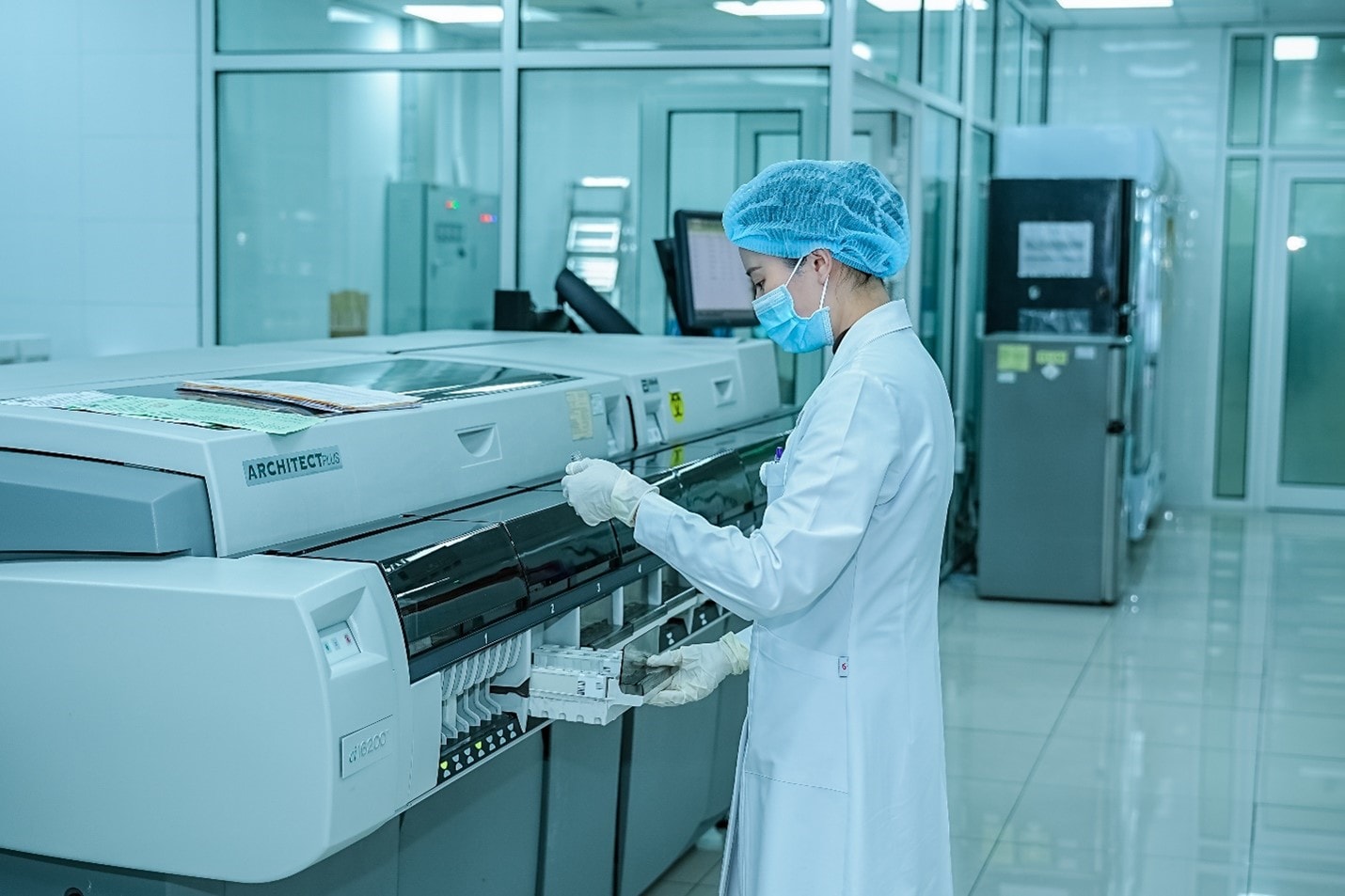 Theo Bộ Y tế, thực tiễn công tác mua sắm thiết bị y tế, vật tư xét nghiệm tại Việt Nam trong thời gian qua đã bộc lộ nhiều bất cập, đòi hỏi phải có giải pháp đồng bộ và hiệu quả hơn.Ảnh: BV Quân y 103