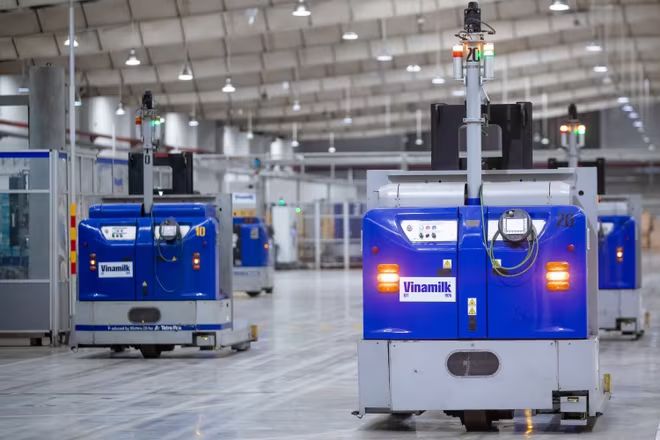 Các robot LGV giúp giảm 62% lượng khí thải CO₂ so với xe nâng chạy nhiên liệu hóa thạch (Ảnh: Nam Anh).