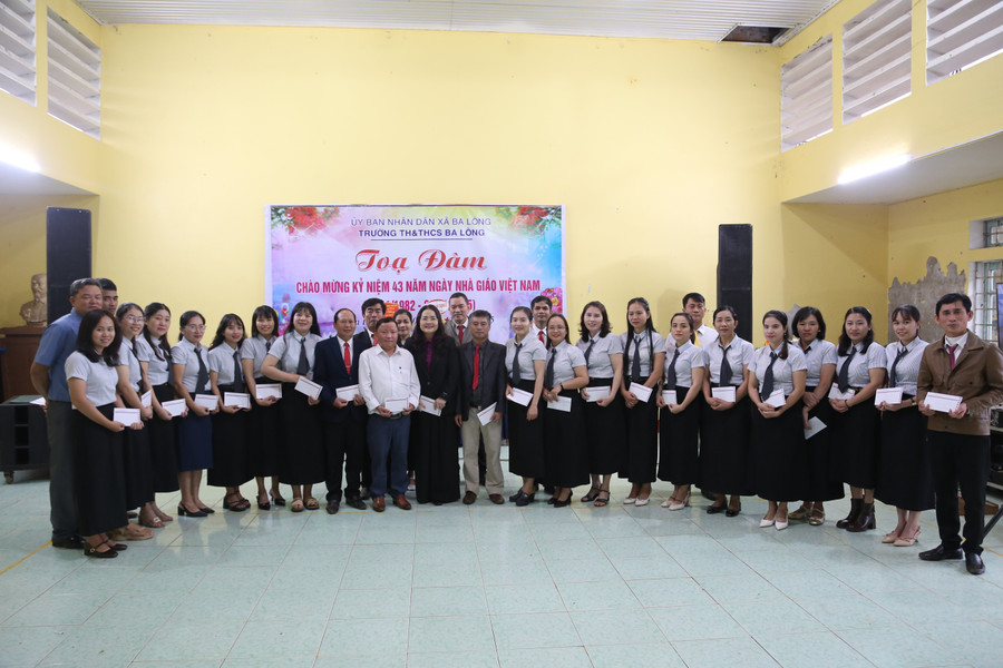 Các giáo viên được nhận quà chúc mừng của lãnh đạo Sở GD&ĐT. 5.jpg