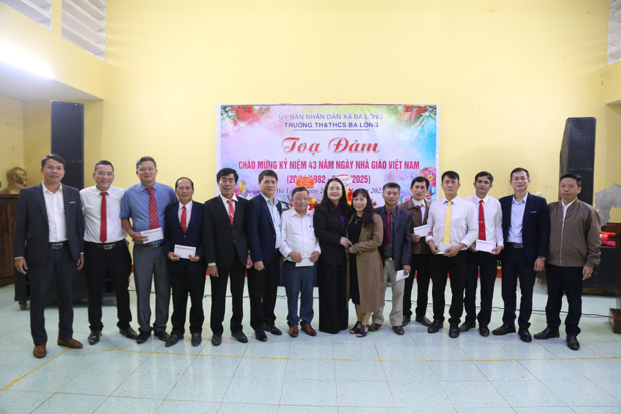 Lãnh đạo Sở GD&ĐT tặng quà đến nhà trường và các giáo viên. 7.jpg