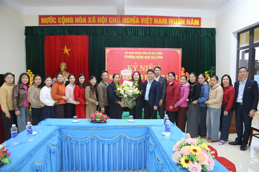 Lãnh đạo Sở GD&ĐT cũng động viên và tặng Trường Mầm non Ba Lòng 10 triệu đồng. 13.jpg