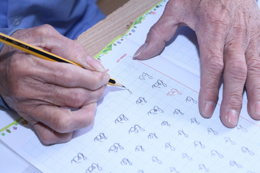 Những nét chữ đầu tiên thành hình ở tuổi 60. z7239727452022-7987d3e79647a9b333de661fc996b510.jpg