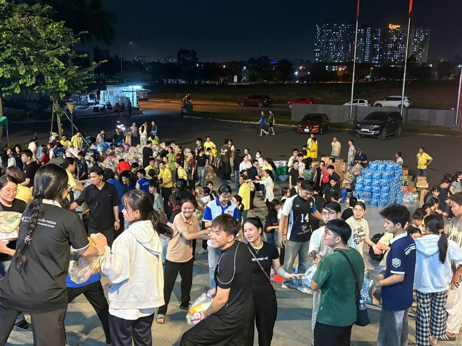 Lực lượng tình nguyện viên trẻ liên tục tiếp nhận hàng hóa do người dân và các đơn vị gửi đến. Ảnh: NVHSV 7.jpg