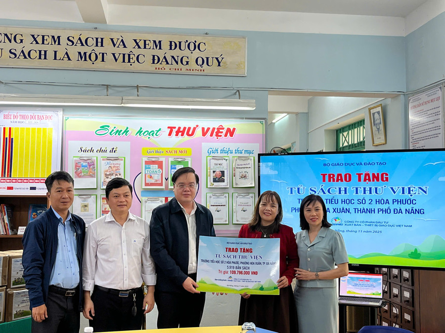 Đại diện lãnh đạo Sở GD&ĐT TP Đà Nẵng và Chi nhánh Công ty Cổ phần đầu tư xuất bản – thiết bị giáo dục Việt Nam (VEPIC) tại Đà Nẵng trao sách cho đại diện Ban Giám hiệu Trường Tiểu học số 2 Hòa Phước. 267051343998298232210.jpg
