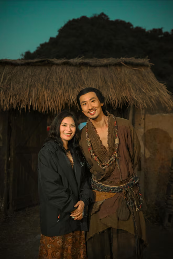 Tuấn Trần vui vẻ ghi lại hình ảnh cùng khán giả tại trường quay