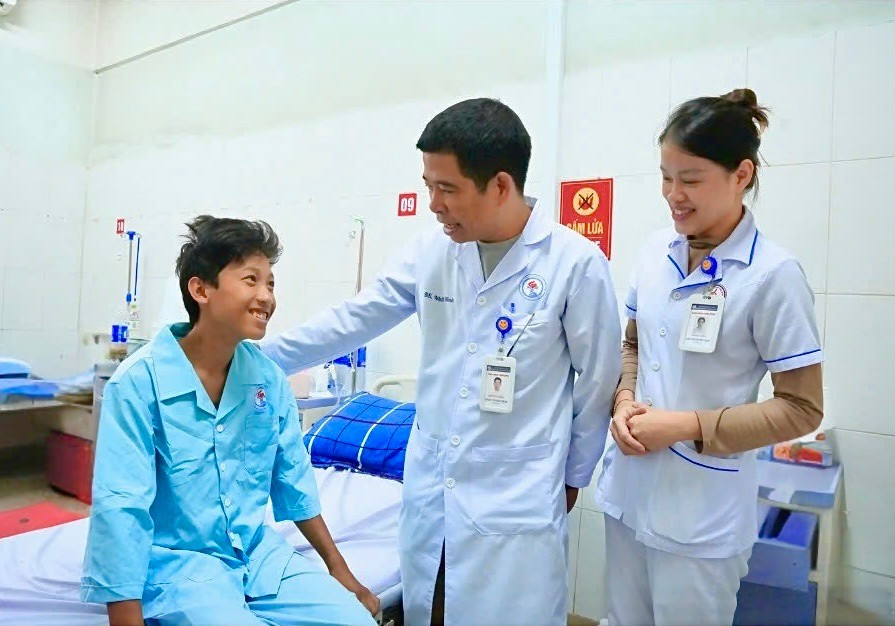 Bệnh nhân đã hồi phục, có thể ngồi dậy nói chuyện.