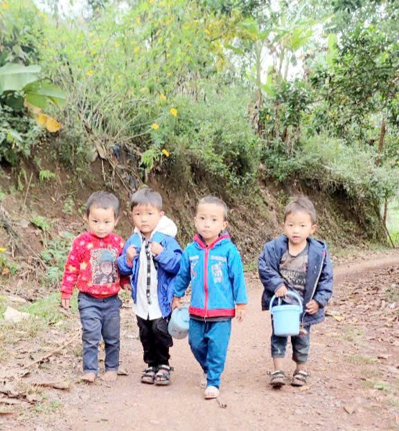 Hành trình đến lớp của trẻ nhỏ vùng cao. buoc-chan-6.jpg