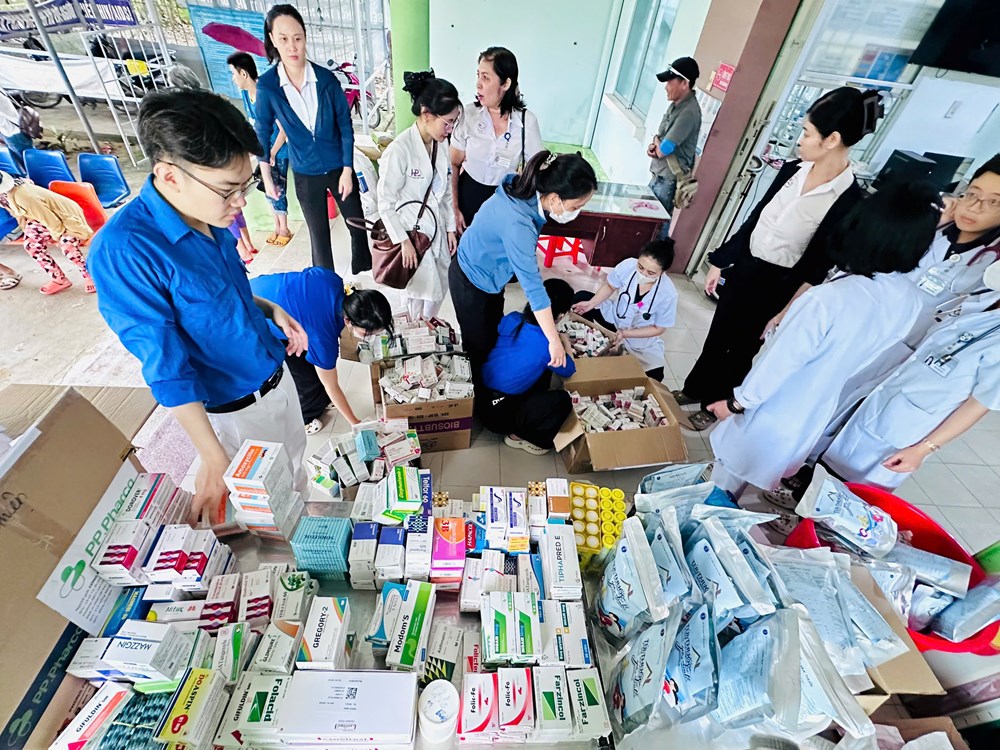 Khánh Hòa:  Ấm tình thầy thuốc nơi vùng “rốn lũ”  - ảnh 2