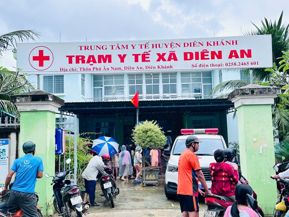 Khánh Hòa:  Ấm tình thầy thuốc nơi vùng “rốn lũ”  - ảnh 1