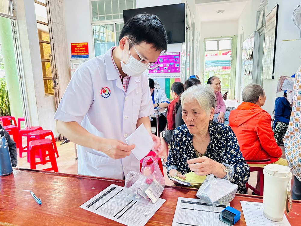 Khánh Hòa:  Ấm tình thầy thuốc nơi vùng “rốn lũ”  - ảnh 4