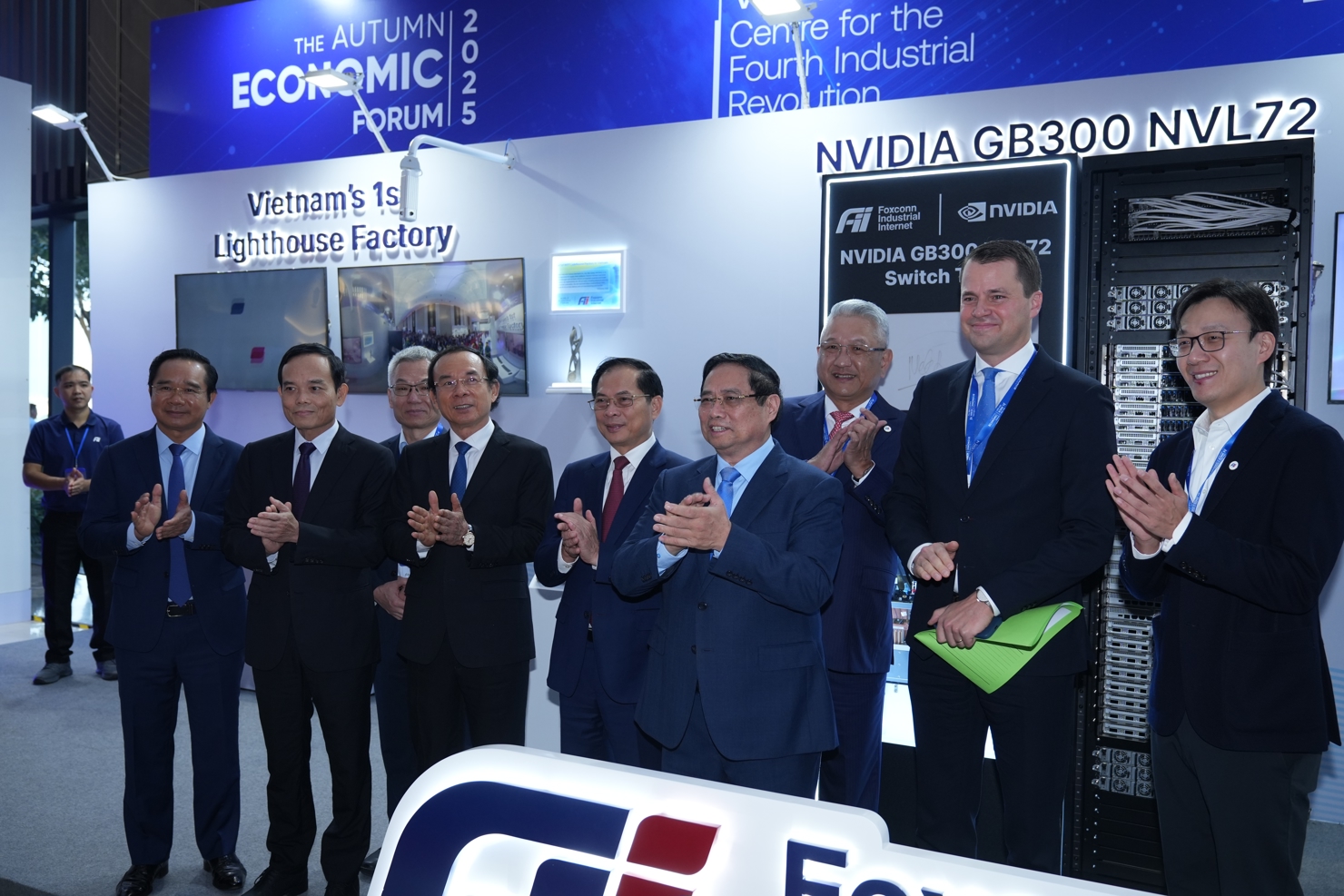 Các đại biểu trải nghiệm công nghệ số tại diễn đàn