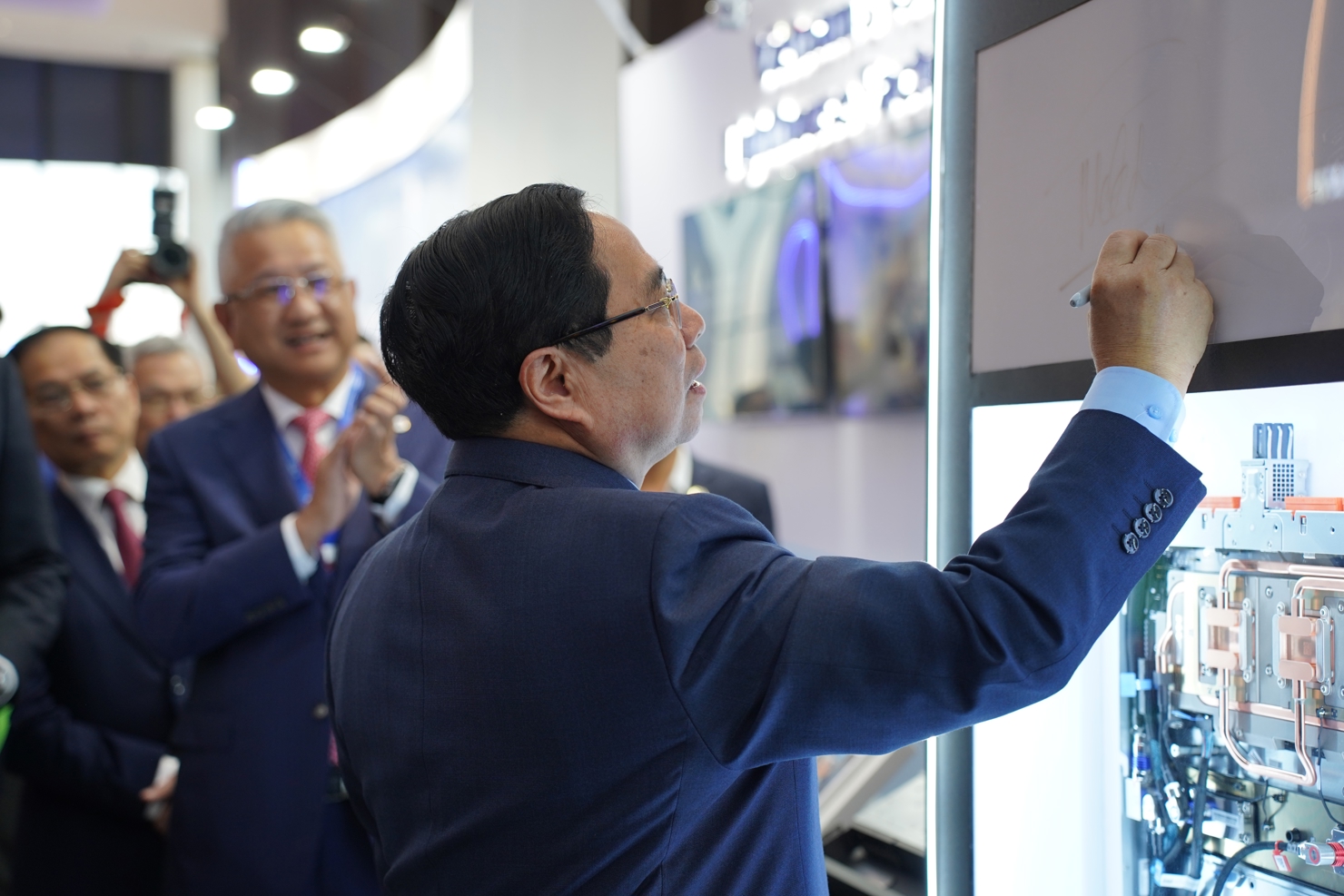 Thủ tướng Phạm Minh Chính trải nghiệm công nghệ số tại diễn đàn