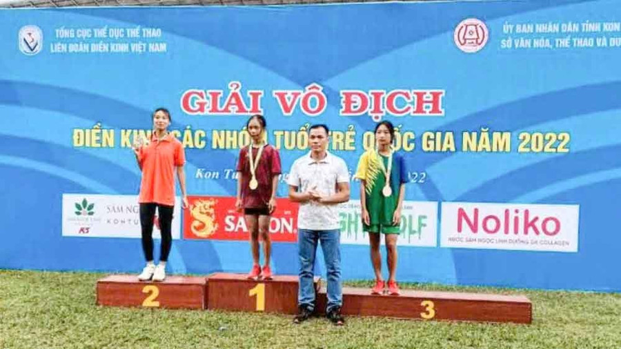 VĐV Triệu Thị Bình giành huy chương Vàng quốc gia đầu tiên tại Giải vô địch điền kinh các nhóm tuổi trẻ quốc gia năm 2022. trieu-thi-binh-cao-bang-3.jpg