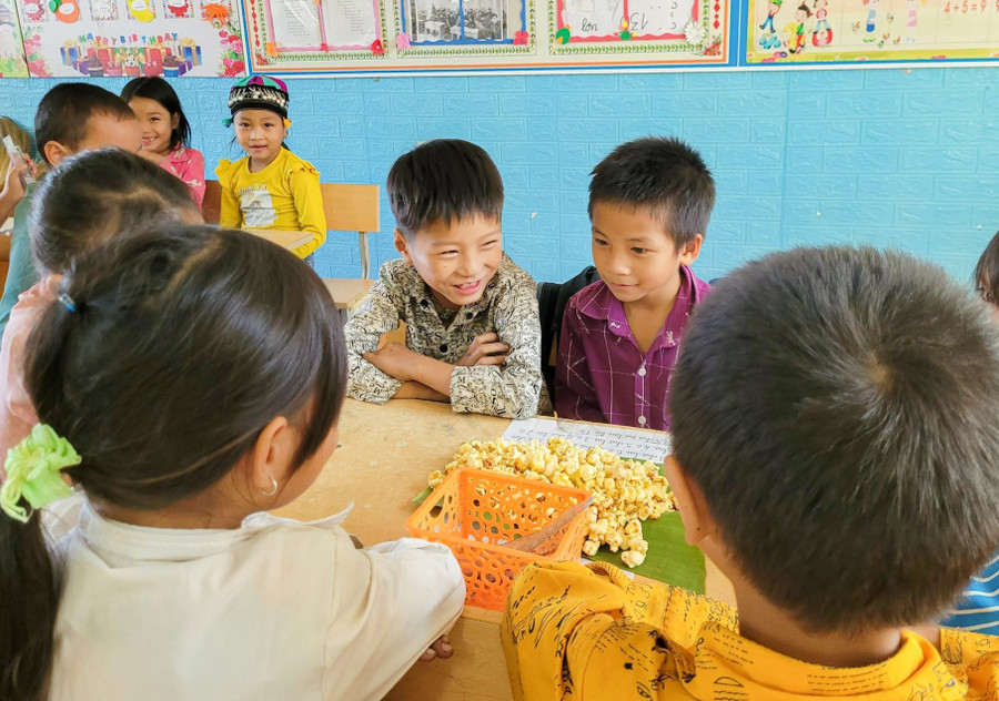 Niềm vui của các em học sinh tiểu học tại Trường PTDTBT TH & THCS Tả Sử Choóng khi được ăn bắp rang bơ. Ảnh: BCVN