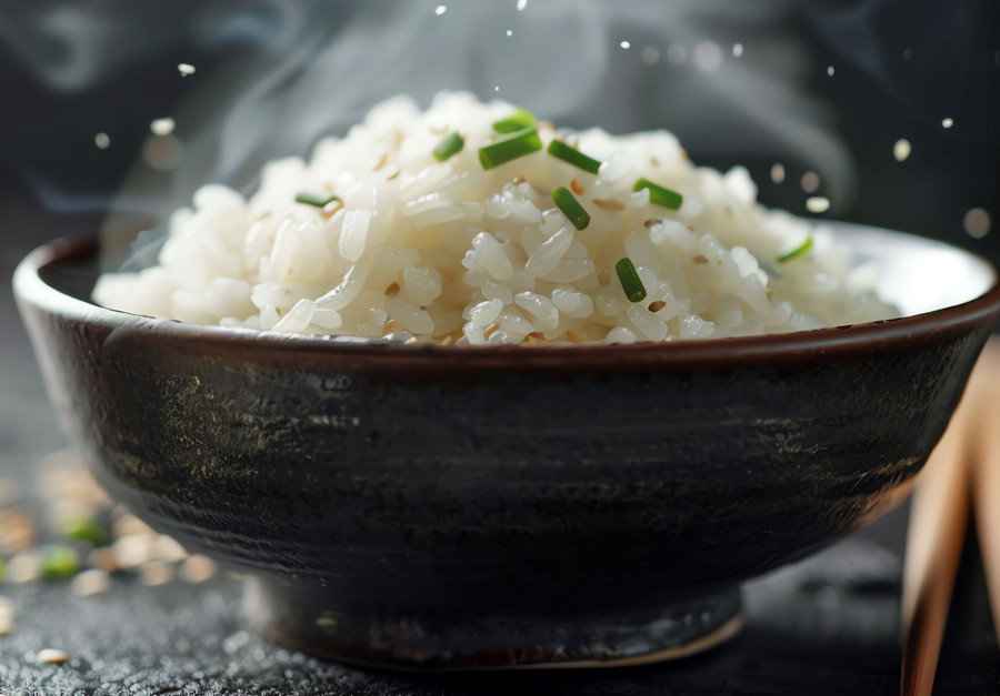 Cơm trắng tạo cảm giác no ngắn, dễ dẫn đến việc ăn thêm vào buổi sáng và nạp nhiều calo hơn. (Ảnh: ITN)