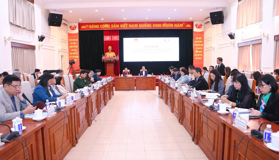 GS.TS Nguyễn Thị Doan, Chủ tịch Hội Khuyến học Việt Nam và Thứ trưởng Thường trực Bộ GD&ĐT Phạm Ngọc Thưởng chủ trì tọa đàm. Ảnh: Trần Hiệp.