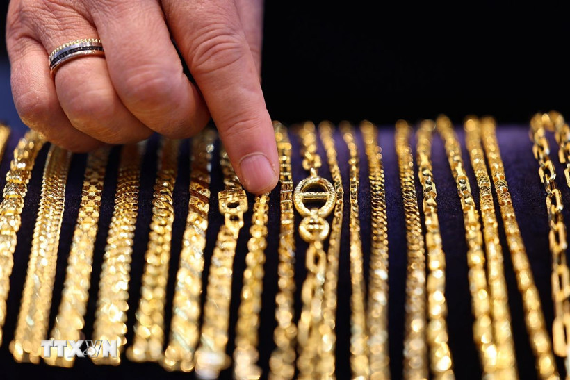 Trang sức vàng được bày bán tại tiệm kim hoàn ở Seoul, Hàn Quốc. (Ảnh: Yonhap/TTXVN).  