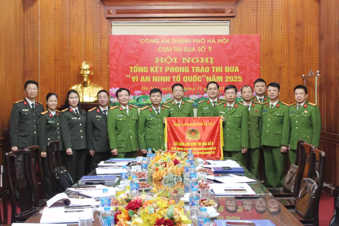 Các đại biểu dự hội nghị chụp ảnh lưu niệm Các đại biểu dự hội nghị chụp ảnh lưu niệm