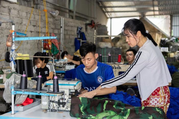 Cơ sở may của chị Nguyễn Thị Tuyến (Hiển Khánh, Ninh Bình) tạo việc làm cho nhiều hoàn cảnh khó khăn.