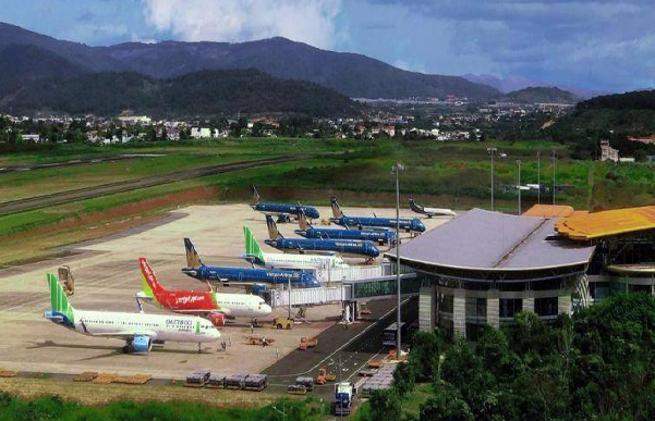 Sửa chữa toàn diện đường cất hạ cánh và đường lăn cảng hàng không Liên Khương. Ảnh: TL.