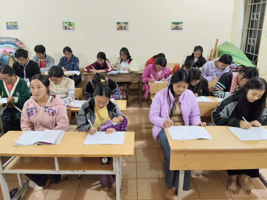 Lớp xóa mù chữ của người dân bản Ngà Chồ, xã Tà Tổng, tỉnh Lai Châu.