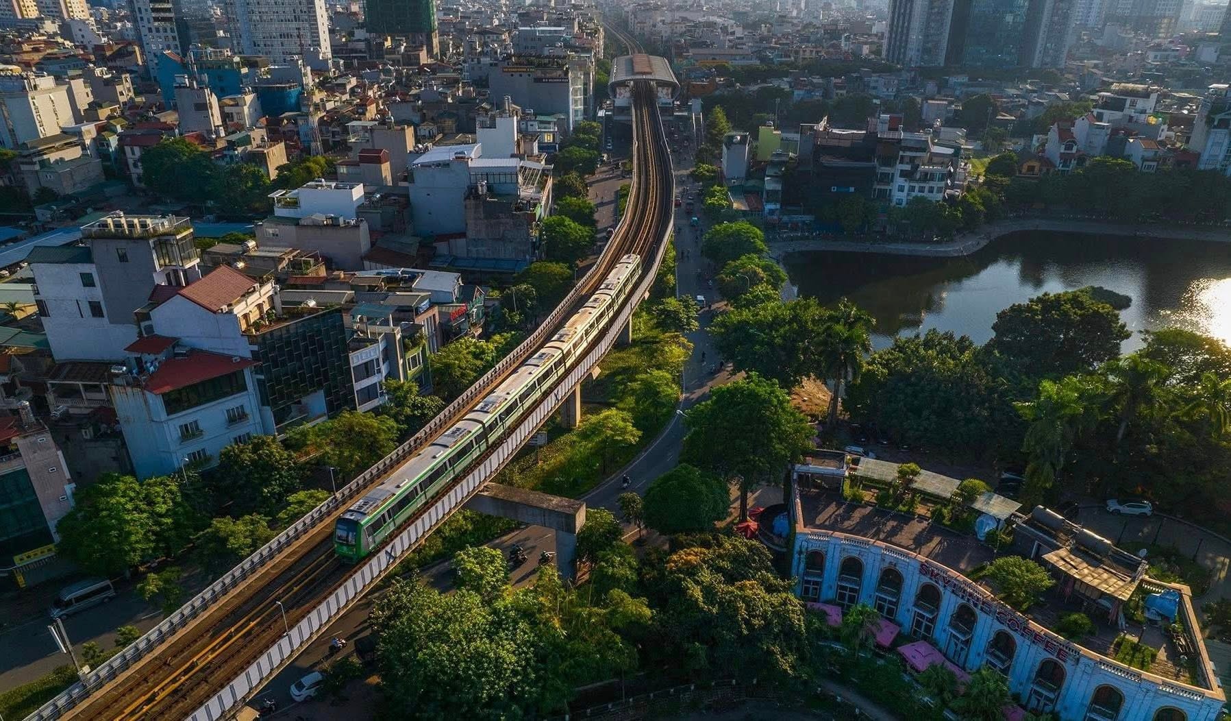 Hiện nay có tuyến Cát Linh – Hà Đông đi vào trung tâm vành đai 1, tuyến Nhổn – Ga Hà Nội, ngay trong năm 2025 và đến năm 2030 TP. Hà Nội sẽ phải hình thành hoàn chỉnh 3 tuyến đường sắt đô thị (tuyến đường sắt đô thị số 2, số 3, số 5) và tuyến đường sắt đô thị nhánh số 2A