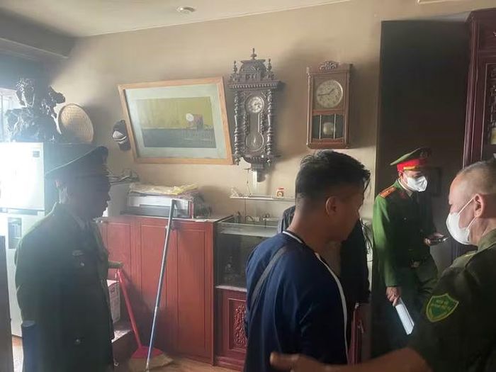 Lực lượng chức năng nhanh chóng có mặt, giải cứu thiếu niên đang ngủ trong nhà