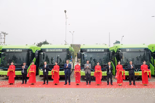 Phó Chủ tịch UBND TP Hà Nội Nguyễn Mạnh Quyền cùng đại diện các Sở, ngành và Công ty CP Buýt Liên Ninh cắt băng chào mừng chuyển đổi buýt truyền thống sang buýt điện