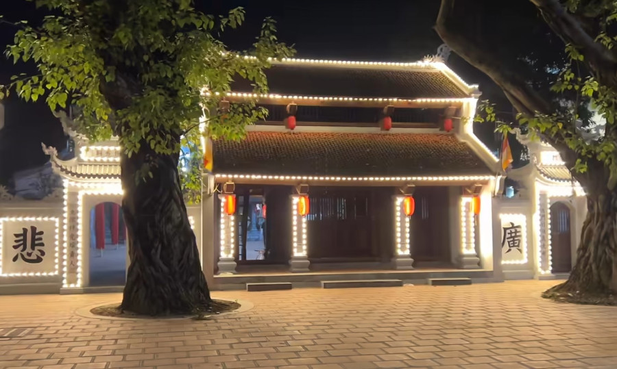 Tam quan chùa Đại Bi về đêm.